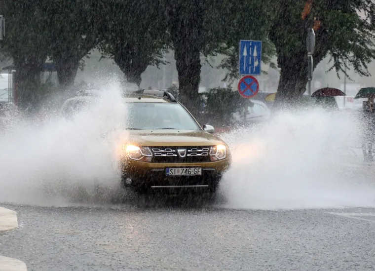 KI&Scaron;A POPLAVILA I &Scaron;IBENIK: Veliki pljusak poplavio dijelove grada i izazvao prometni kolaps