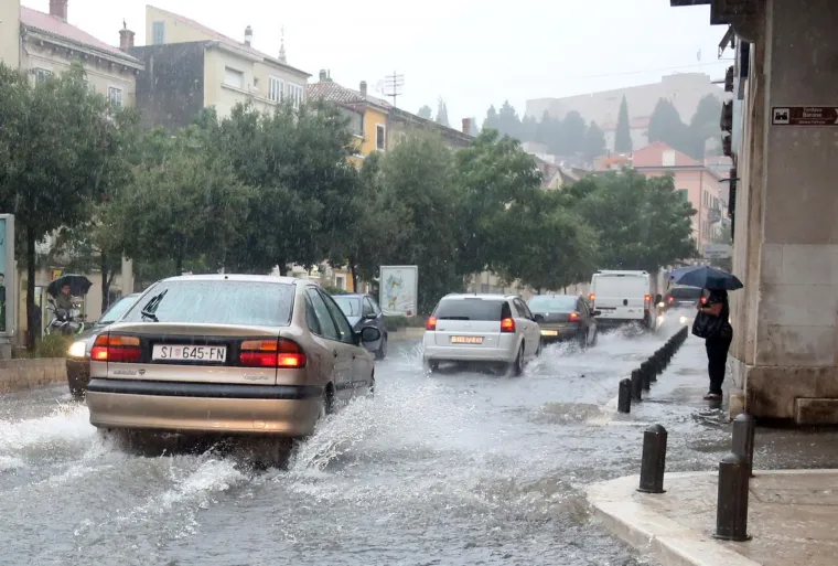 KI&Scaron;A POPLAVILA I &Scaron;IBENIK: Veliki pljusak poplavio dijelove grada i izazvao prometni kolaps