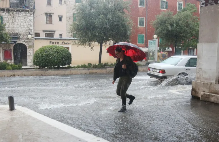 Veliki pljusak koji je zadesio &Scaron;ibenik izazvao je prometni kolaps i poplavljena podrucja grada.