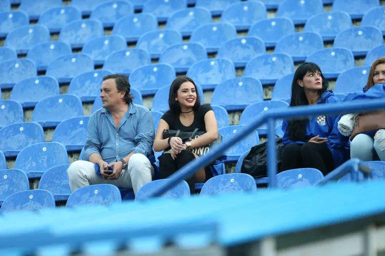 Svi su gledali samo u nju: atraktivna crnka privlačila poglede dok je navijala na Maksimiru