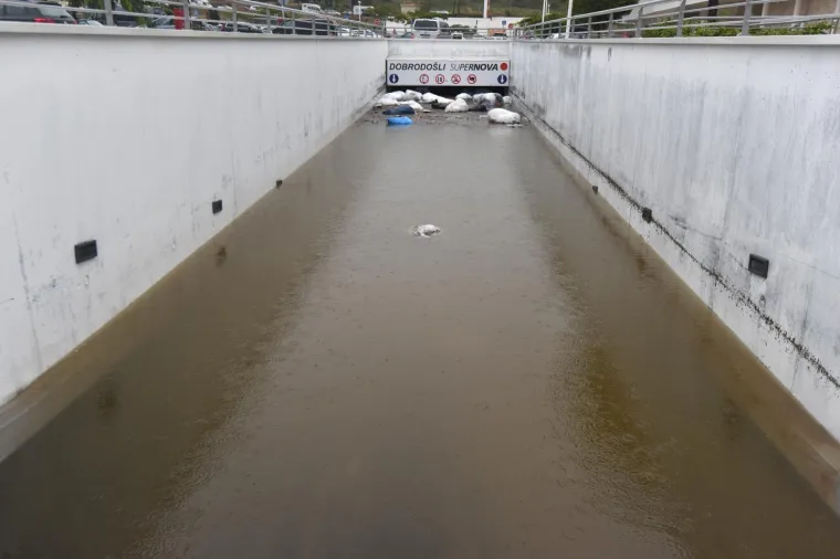 Garaža trgovačkog centra Supernova u cijelosti je poplavljena. 
Photo: Dino Stanin/PIXSELL