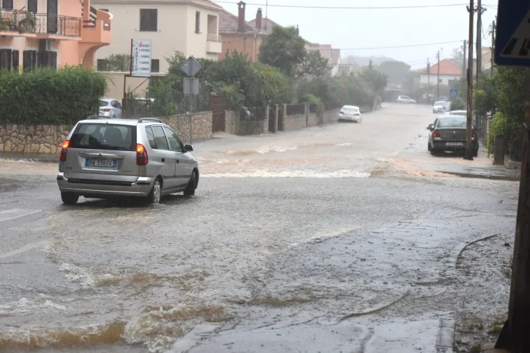 Zadar: nevrijeme praćeno grmljavinom i jakom ki&scaron;om uzrokovalo poplave u gradu