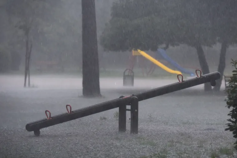 Zadar: nevrijeme praćeno grmljavinom i jakom ki&scaron;om uzrokovalo poplave u gradu