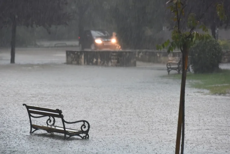 Zadar: nevrijeme praćeno grmljavinom i jakom ki&scaron;om uzrokovalo poplave u gradu
