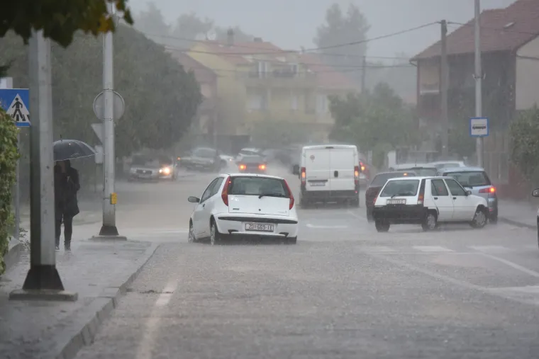Zadar: nevrijeme praćeno grmljavinom i jakom ki&scaron;om uzrokovalo poplave u gradu