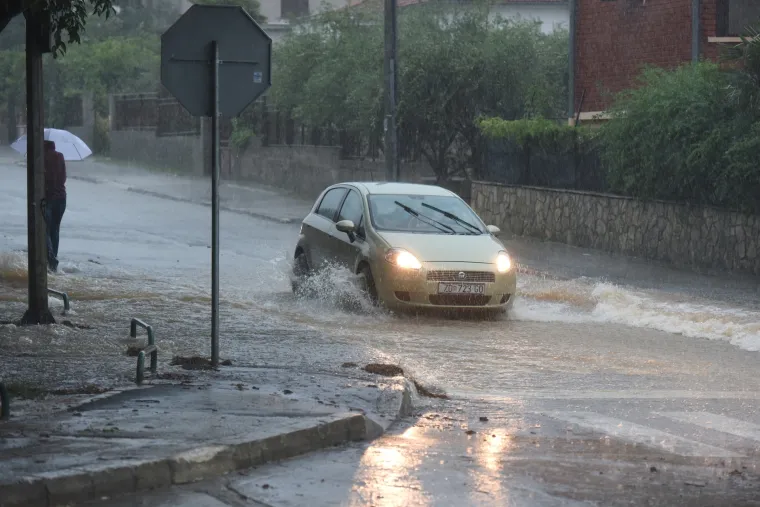 Zadar: nevrijeme praćeno grmljavinom i jakom ki&scaron;om uzrokovalo poplave u gradu