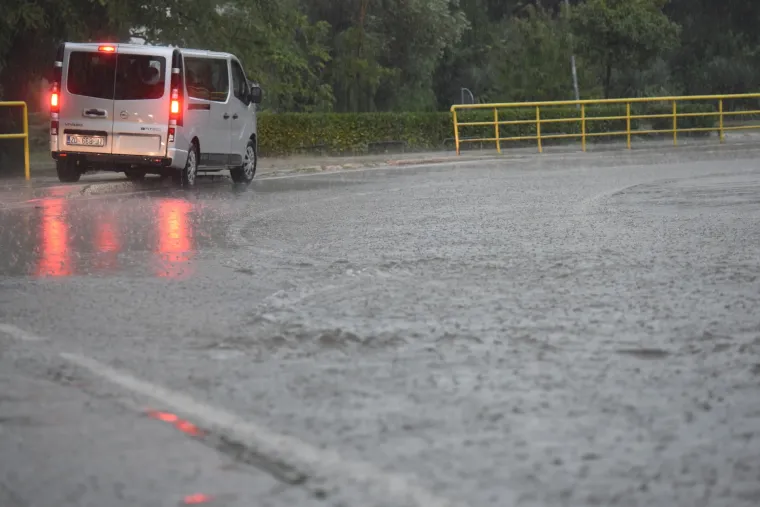 Zadar: nevrijeme praćeno grmljavinom i jakom ki&scaron;om uzrokovalo poplave u gradu