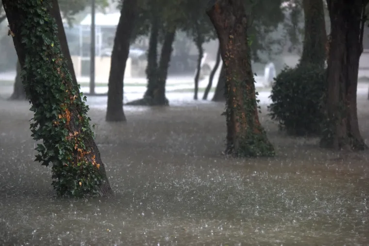 Zadar: nevrijeme praćeno grmljavinom i jakom ki&scaron;om uzrokovalo poplave u gradu