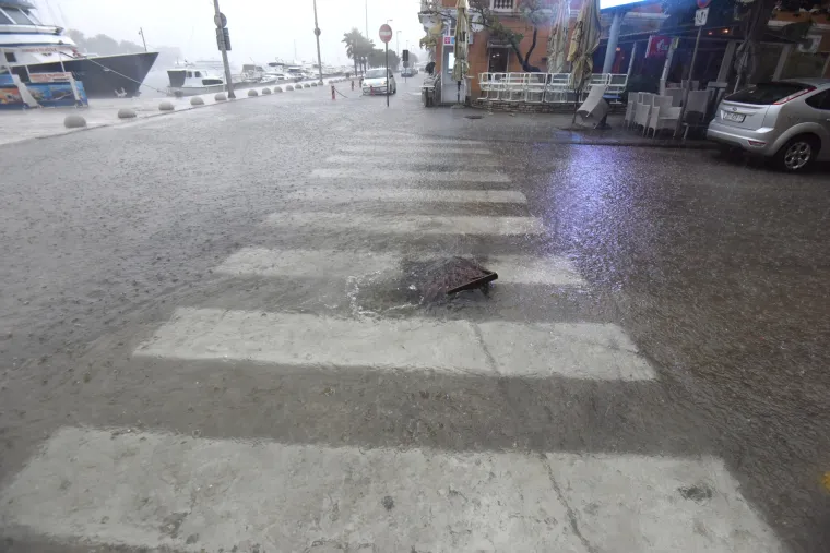 Zadar: nevrijeme praćeno grmljavinom i jakom ki&scaron;om uzrokovalo poplave u gradu