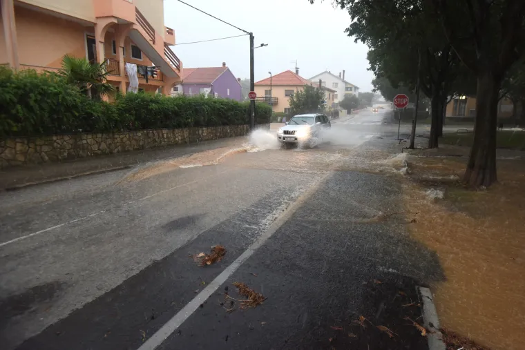 Zadar: nevrijeme praćeno grmljavinom i jakom ki&scaron;om uzrokovalo poplave u gradu