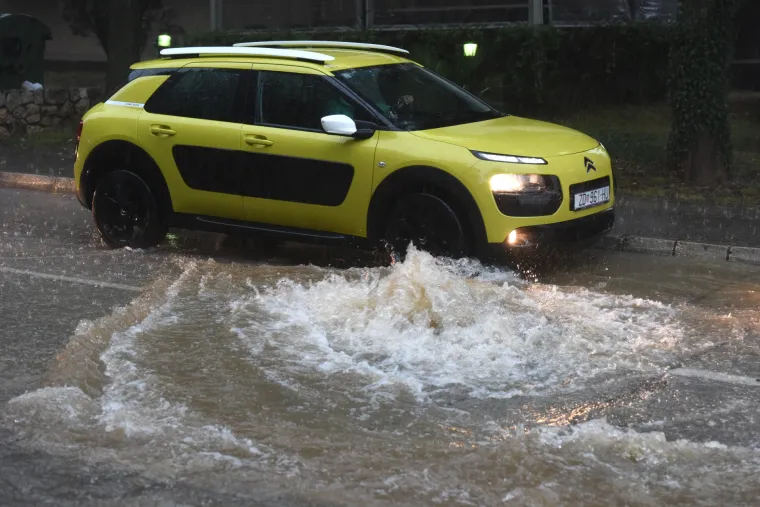 Zadar: nevrijeme praćeno grmljavinom i jakom ki&scaron;om uzrokovalo poplave u gradu