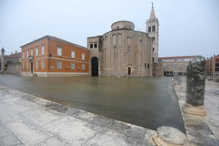 Obilna ki&scaron;a poplavila je Zadar. Iz Meteorolo&scaron;ke postaje Zadar izvijestili su da je od 8 do 10 ujutro u tom gradu palo oko 190 litara ki&scaron;e po metru četvornom &scaron;to je vi&scaron;e nego dvostruko od prosječnih mjesečnih padalina od 98 litara. 
Photo: Dino Stanin/PIXSELL