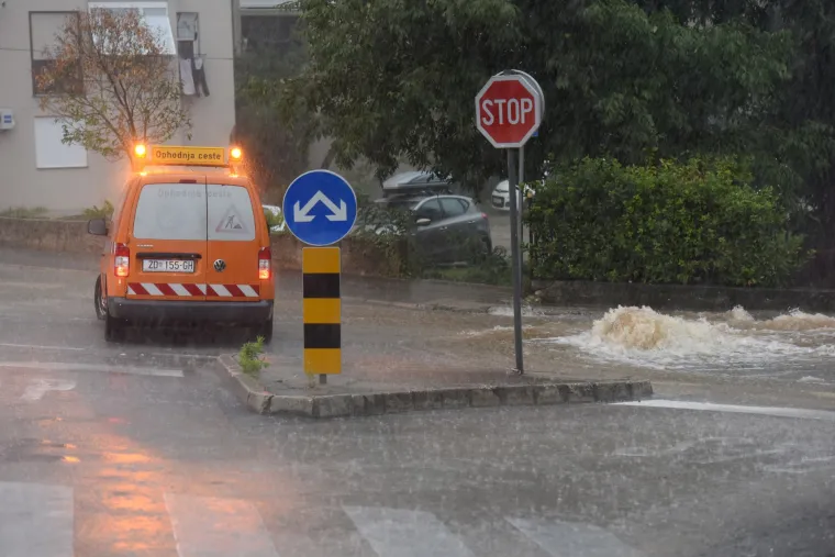 Zadar: nevrijeme praćeno grmljavinom i jakom ki&scaron;om uzrokovalo poplave u gradu