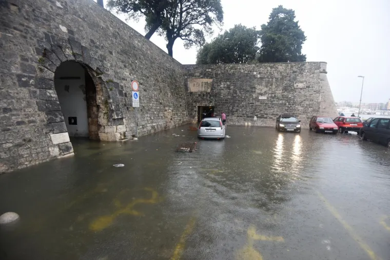 OLUJNA KI&Scaron;A POTOPILA ZADAR: Pod vodom Rimski forum, podzemne garaže, poslovni prostori i stanovi