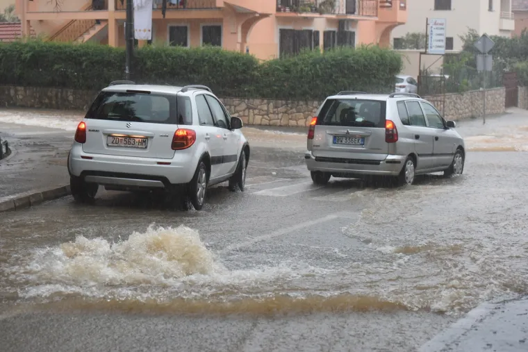 Zadar: nevrijeme praćeno grmljavinom i jakom ki&scaron;om uzrokovalo poplave u gradu