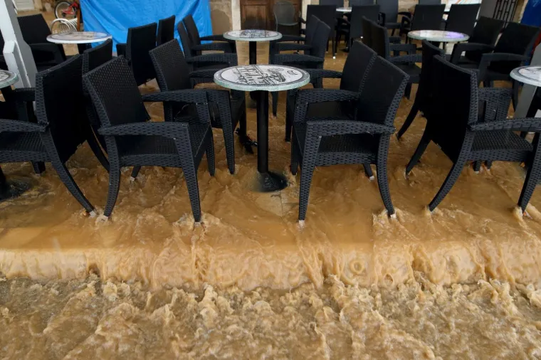 Veliko nevrijeme i jaka kisa koji su pogodili Dalmaciju zahvatili su i otok Vis. U gradu Komizi jaka kisa napravila je bujice po prometnicama