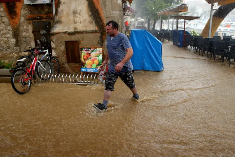 Veliko nevrijeme i jaka kisa koji su pogodili Dalmaciju zahvatili su i otok Vis. U gradu Komizi jaka kisa napravila je bujice po prometnicama