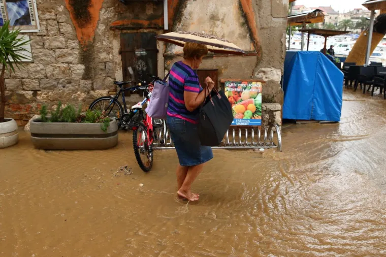 Veliko nevrijeme i jaka kisa koji su pogodili Dalmaciju zahvatili su i otok Vis. U gradu Komizi jaka kisa napravila je bujice po prometnicama