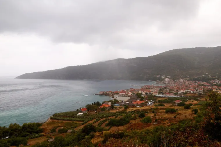 Veliko nevrijeme i jaka kisa koji su pogodili Dalmaciju zahvatili su i otok Vis. U gradu Komizi jaka kisa napravila je bujice po prometnicama