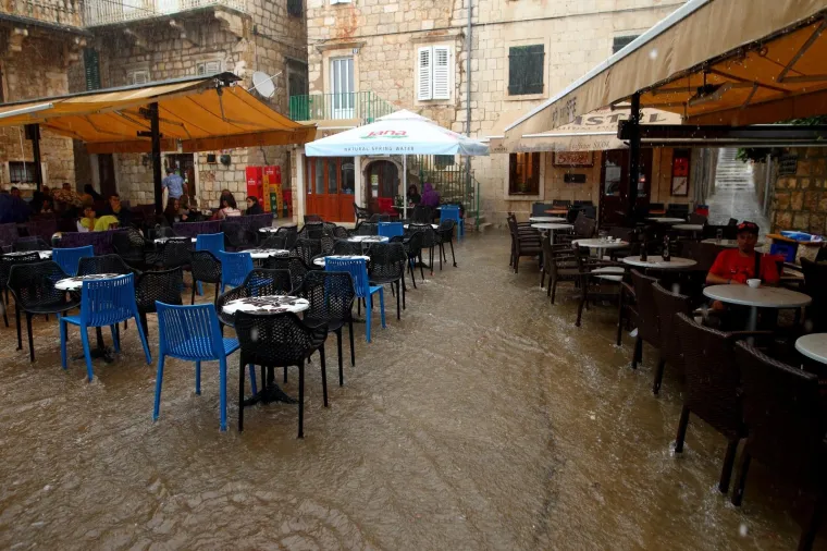 Veliko nevrijeme i jaka kisa koji su pogodili Dalmaciju zahvatili su i otok Vis. U gradu Komizi jaka kisa napravila je bujice po prometnicama