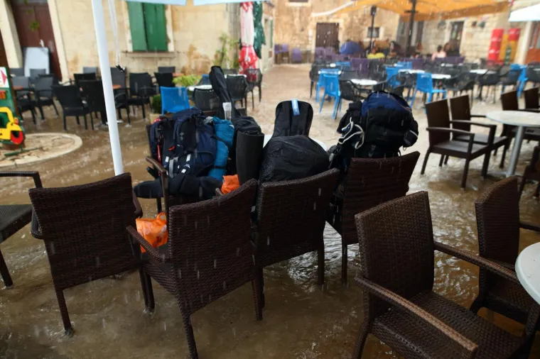 Veliko nevrijeme i jaka kisa koji su pogodili Dalmaciju zahvatili su i otok Vis. U gradu Komizi jaka kisa napravila je bujice po prometnicama