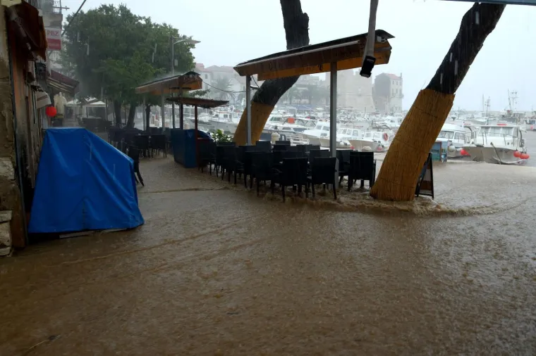 Veliko nevrijeme i jaka kisa koji su pogodili Dalmaciju zahvatili su i otok Vis. U gradu Komizi jaka kisa napravila je bujice po prometnicama