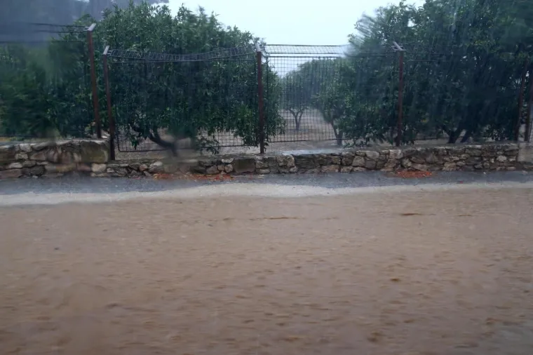 Veliko nevrijeme i jaka kisa koji su pogodili Dalmaciju zahvatili su i otok Vis. U gradu Komizi jaka kisa napravila je bujice po prometnicama