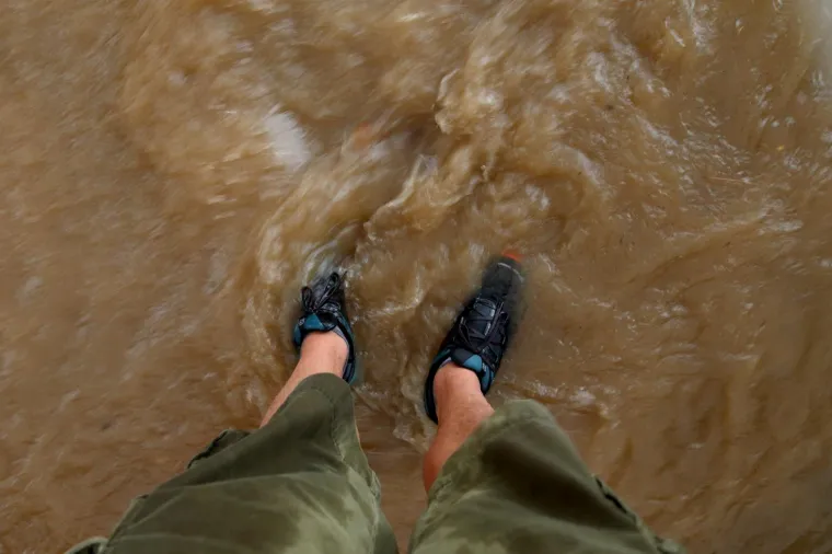 Veliko nevrijeme i jaka kisa koji su pogodili Dalmaciju zahvatili su i otok Vis. U gradu Komizi jaka kisa napravila je bujice po prometnicama