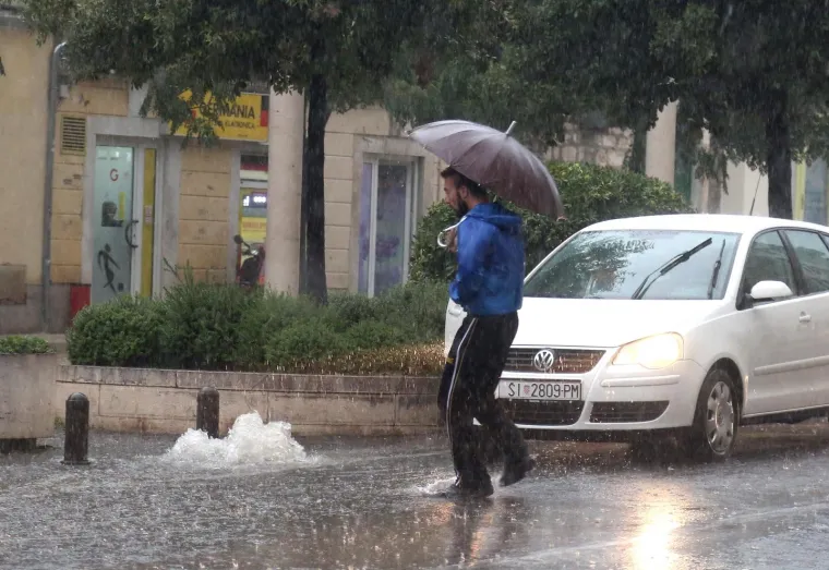 Veliki pljusak koji je zadesio &Scaron;ibenik izazvao je prometni kolaps i poplavljena područja grada.