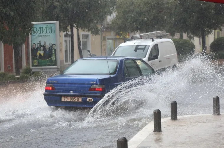 Veliki pljusak koji je zadesio &Scaron;ibenik izazvao je prometni kolaps i poplavljena područja grada.