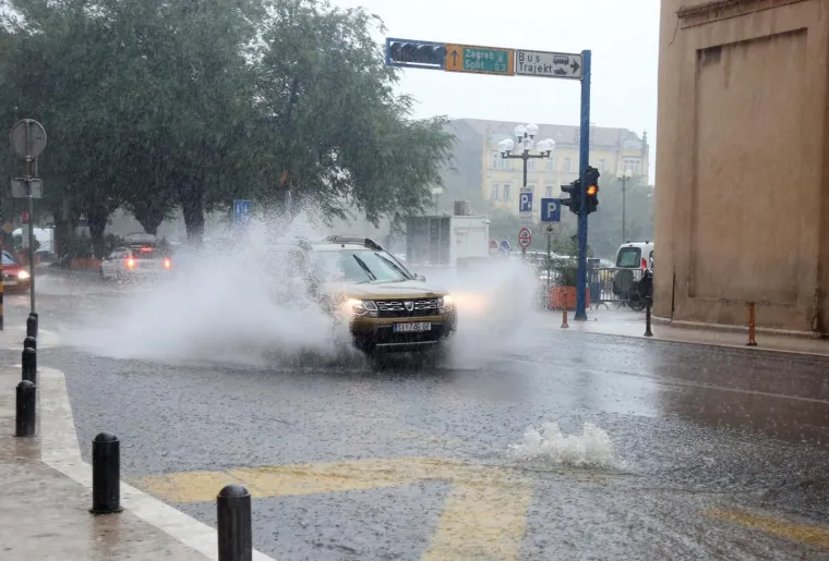 Veliki pljusak koji je zadesio &Scaron;ibenik izazvao je prometni kolaps i poplavljena područja grada.