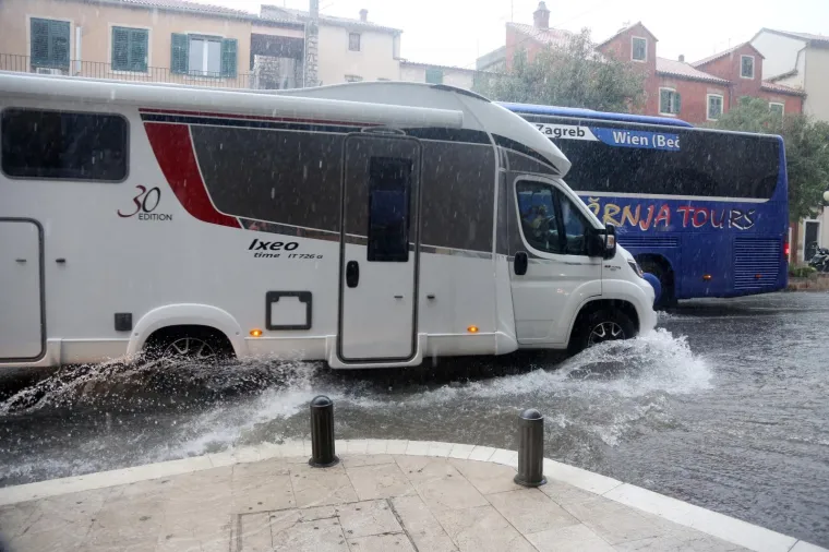Veliki pljusak koji je zadesio &Scaron;ibenik izazvao je prometni kolaps i poplavljena područja grada.