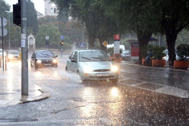 Veliki pljusak koji je zadesio &Scaron;ibenik izazvao je prometni kolaps i poplavljena područja grada.