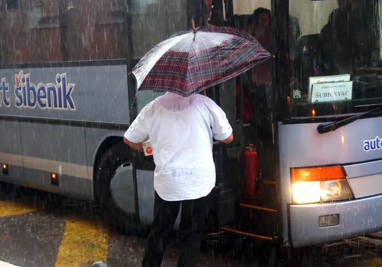 Veliki pljusak koji je zadesio &Scaron;ibenik izazvao je prometni kolaps i poplavljena područja grada.