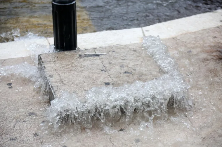 Veliki pljusak koji je zadesio &Scaron;ibenik izazvao je prometni kolaps i poplavljena područja grada.