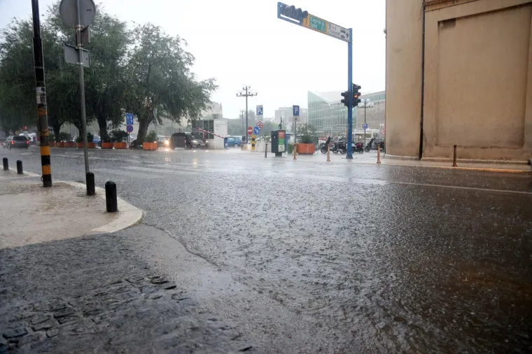 Veliki pljusak koji je zadesio &Scaron;ibenik izazvao je prometni kolaps i poplavljena područja grada.