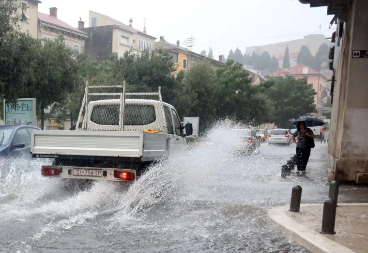 Veliki pljusak koji je zadesio &Scaron;ibenik izazvao je prometni kolaps i poplavljena područja grada.