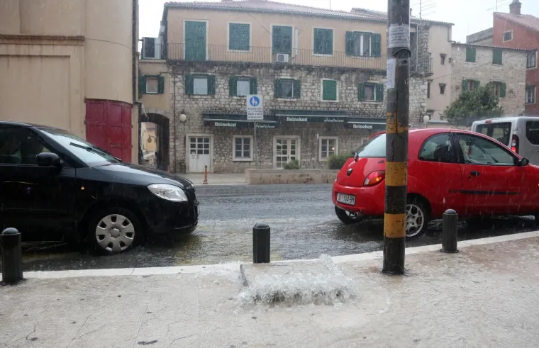 Veliki pljusak koji je zadesio &Scaron;ibenik izazvao je prometni kolaps i poplavljena područja grada.