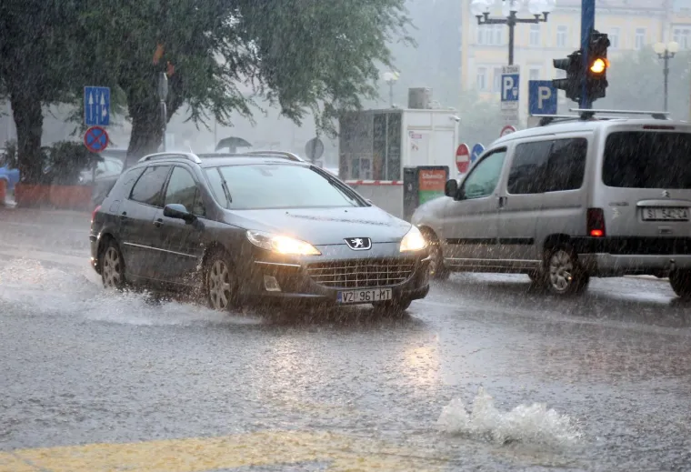 Veliki pljusak koji je zadesio &Scaron;ibenik izazvao je prometni kolaps i poplavljena područja grada.