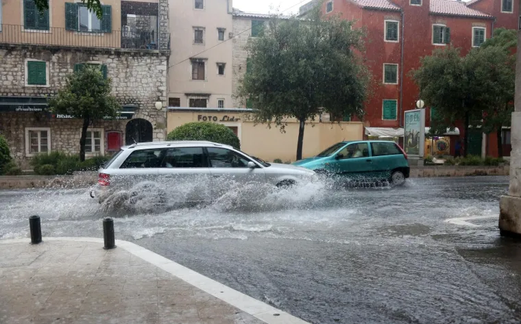 Veliki pljusak koji je zadesio &Scaron;ibenik izazvao je prometni kolaps i poplavljena područja grada.