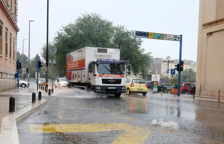 Veliki pljusak koji je zadesio &Scaron;ibenik izazvao je prometni kolaps i poplavljena područja grada.