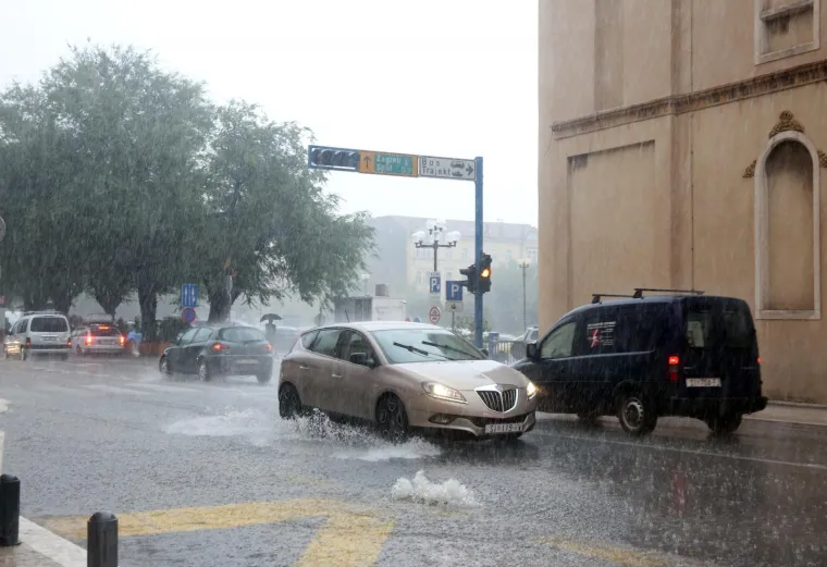 Veliki pljusak koji je zadesio &Scaron;ibenik izazvao je prometni kolaps i poplavljena područja grada.