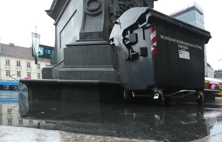 Nesvakidašnji prizor u Zagrebu: kontejner za miješani otpad završio ispod spomenika bana Josipa Jelačića
