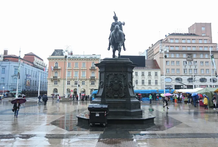 Nesvakida&scaron;nji prizor u Zagrebu: kontejner za mije&scaron;ani otpad zavr&scaron;io ispod spomenika bana Josipa Jelačića