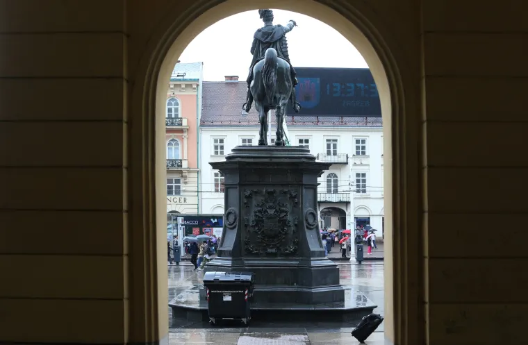 Nesvakida&scaron;nji prizor u Zagrebu: kontejner za mije&scaron;ani otpad zavr&scaron;io ispod spomenika bana Josipa Jelačića