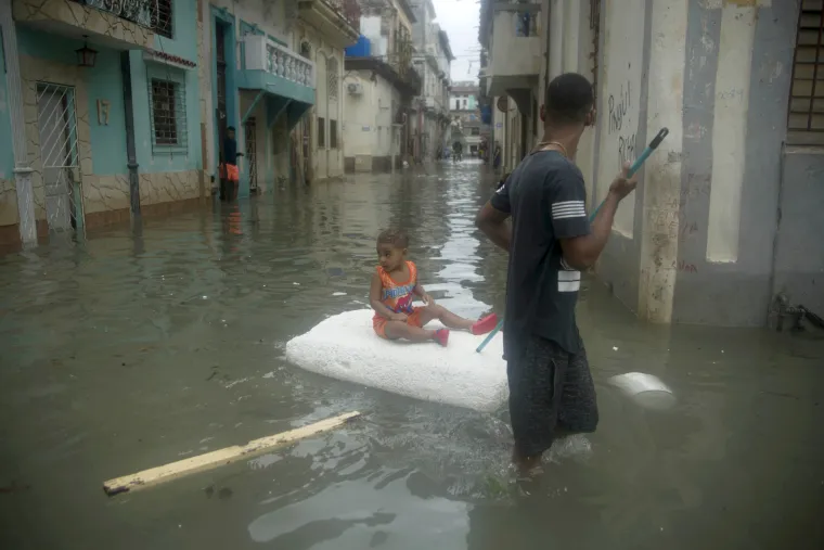 Havanu pogodili valovi visoki čak 11 metara