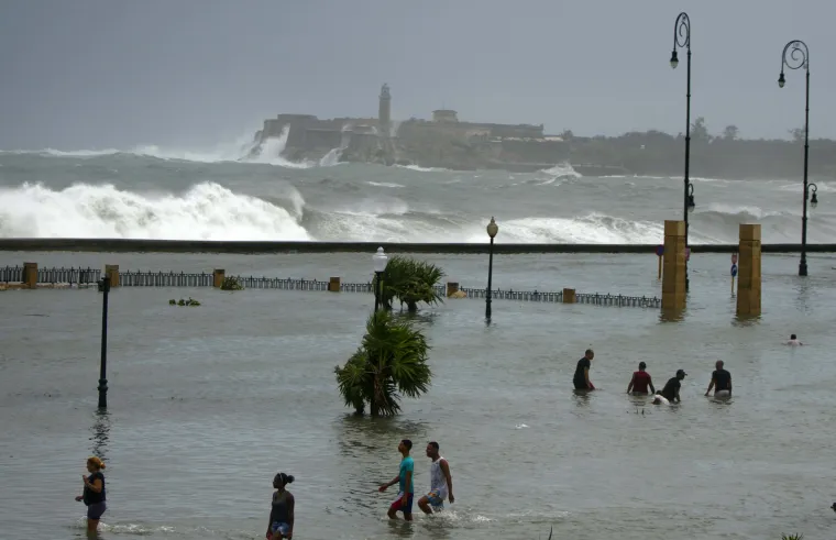 Havanu pogodili valovi visoki čak 11 metara