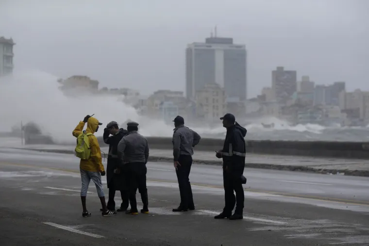 Havanu pogodili valovi visoki čak 11 metara