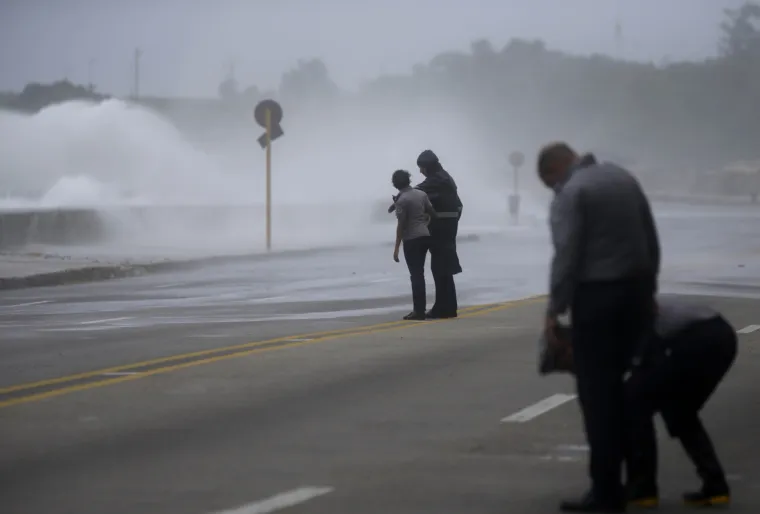 Havanu pogodili valovi visoki čak 11 metara