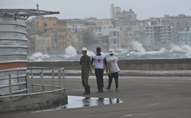 Havanu pogodili valovi visoki čak 11 metara